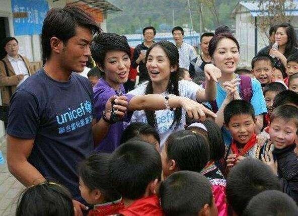 真正做公益的6位明星,黄晓明刘德华上榜,后面三位是慈善巨星