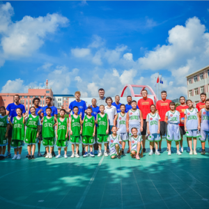 中美球星访网红学校 姚基金助力凌水小学飞得更高