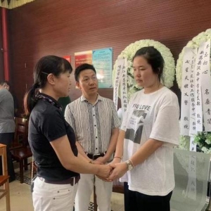 绍兴市慈善总会一行赴新昌看望慰问李安家属及其他伤员