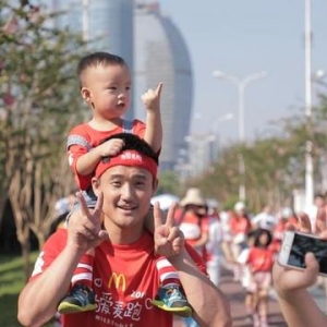跑跑跑！今天2000名小朋友大朋友烈日下奔跑助力慈善