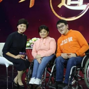 你还有什么理由不坚强！“瓷娃娃”夫妻不惧病痛致力公益