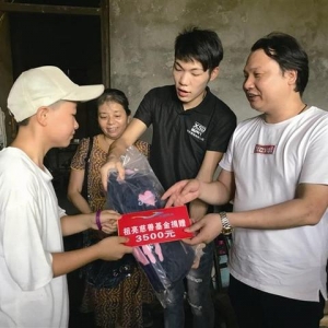 常德市大湖股份祖亮慈善基金联合爱心企业开展爱心助学活动