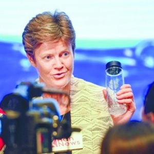 “不塑之约”公益活动在汉启动，英国驻华大使接受本报记者采访，我带了水杯，不用一次性塑料瓶