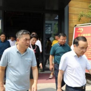 张嘉译现身西安做公益，49岁弓背严重，22岁拍戏患强直性脊柱炎