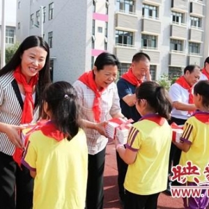 捐资30万元建51个图书角 荥阳慈善总会携手爱心企业助成长