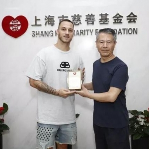 暖心！上港球员慈善行