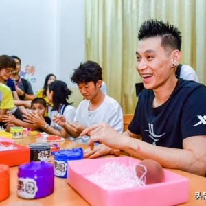 林书豪正式入职特步！做公益教篮球，厦门行林书豪将公益进行到底
