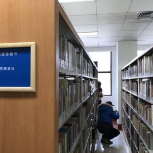 众多学者效仿袁庭栋先生捐赠藏书，成都出台《公共图书馆公益捐赠管理法》