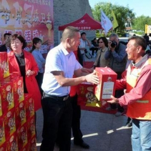 土右旗一家企业连续五年给460名环卫工中秋送月饼