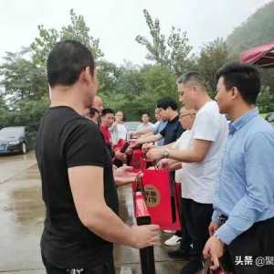 西安商网携手慈善书法家王焱中秋慰问周至垃圾处理中心职工