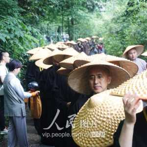 杭州千名僧人“托钵行脚” 募集百万款项用于慈善事业