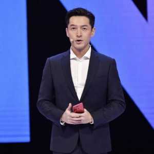 胡歌青海低调做公益，与志愿者一同默默捡垃圾