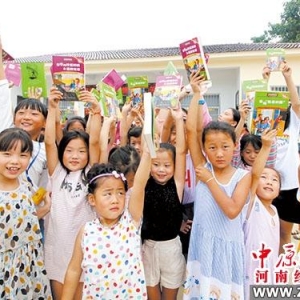 宁陵县青年志愿者到张三庄村儿童之家开展“情暖童心·关爱留守儿童”公益活动