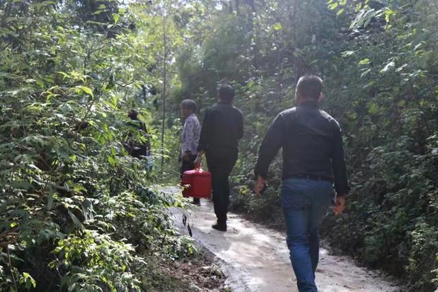 张培公到豫剧发源地穆沟村采访追忆豫剧“十八兰”的故事。