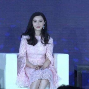 做慈善还带摄影师街拍，旧照说是最新广告大片，网友：不复出就行