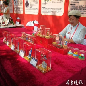 济南慈善在行动公益大会现场，非遗传人展示绝活