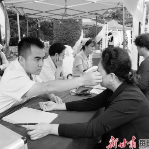 「图片新闻」“慈善聚焦脱贫攻坚，携手共创美好生活”宣传活动在兰州市民广场举行