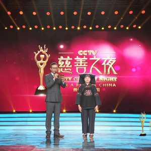 70后绣娘帮200多名留守妇女脱贫，获奖CCTV年度慈善人物
