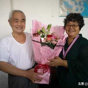 “这枚‘军功章’有我的一半，更有你的一半！”，周秀芳专程拜访“慈善老人”王春文