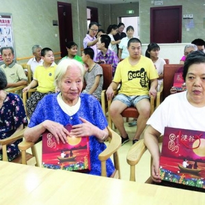 九江慈善总会举行“爱满人间·安老助孤”中秋送月饼活动，2000名特殊人员收到礼物