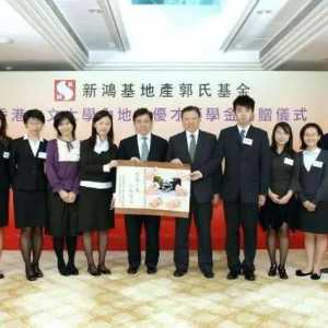 香港四大富豪，只有他没参加过国庆典礼，年赚5百亿却很少做慈善