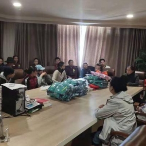 曲麻莱县非公企业母亲河酒店开展慈善捐赠活动