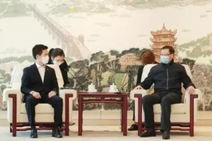 公益头条现场：抗疫时刻冲锋在前