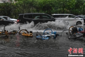 广州遭暴雨袭击