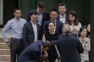 孟晚舟未能获释，任正非面临两重困境，员工放太阳照常升起照片
