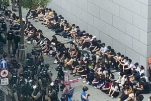 香港警方今拘捕逾360人，暴徒被捕成排“乖乖坐”