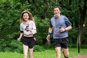 李亚鹏和女儿一同做公益 14岁李嫣身高直逼老爸