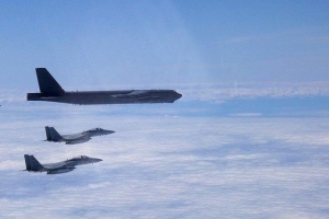 美军B-52H轰炸机飞越日本海，与十余架日本战机联合演练 ...