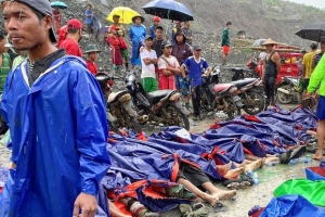 7月2日，缅甸山区突发大型矿难，尸体排长排，身上只盖塑料布 ...