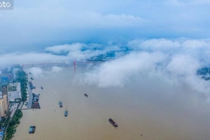 湖北武汉：暴雨间隙云海蒸腾如仙境