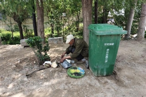 路遇老人翻垃圾桶，热心小伙为他送去食物，“加入公益组织让我更愿意帮助别 ...