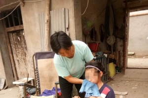 15年前女婴脑瘫，被人遗弃在雪地里，高烧不退，临泉女子将她抱回家中！15年 ...