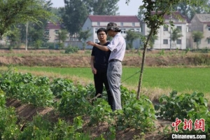 90后村书记戚允升：“脱贫不是等着上门送小康”