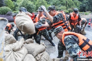 260多位武警官兵援建德抗洪 奋战4天3夜留下暖心黑板报 ...