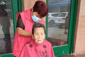 巩义市高尚公益志愿服务显真情 免费理发暖人心