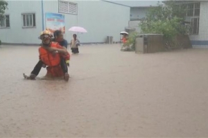 重庆万州暴雨致部分街道积水深1.5米，武警官兵驰援