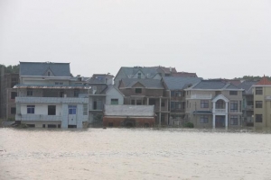 鄱阳县万亩圩堤决口15个行政村被淹，专家：当守则守，该弃就弃 ...