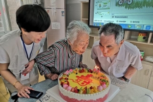 电瓷社区红十字志愿者筹办长者集体生日会