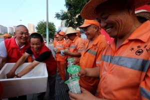 炎炎酷暑天 清凉润心田 志愿者为200多名环卫工人送冷饮 ...