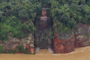 洪峰过境 航拍四川乐山大佛和乐山城区：洪水已漫到大佛脚底｜图集 ...