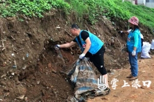 渌口区20余名“民间河长”志愿者为渌江清垃圾