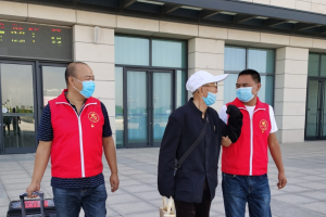 志愿服务在身边 | 志愿者用奉献温暖高铁站旅客