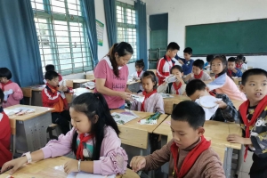 土家刺绣进校园 非遗传承谱新篇