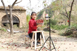 公益头条热点：直播销售农产品 帮当地群众致富