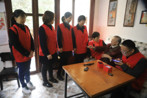 公益头条热点：与您（邻）为伴——爱心慰问孤寡老人