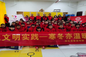 公益头条热点：寒冬亦温暖 暖流爱相伴